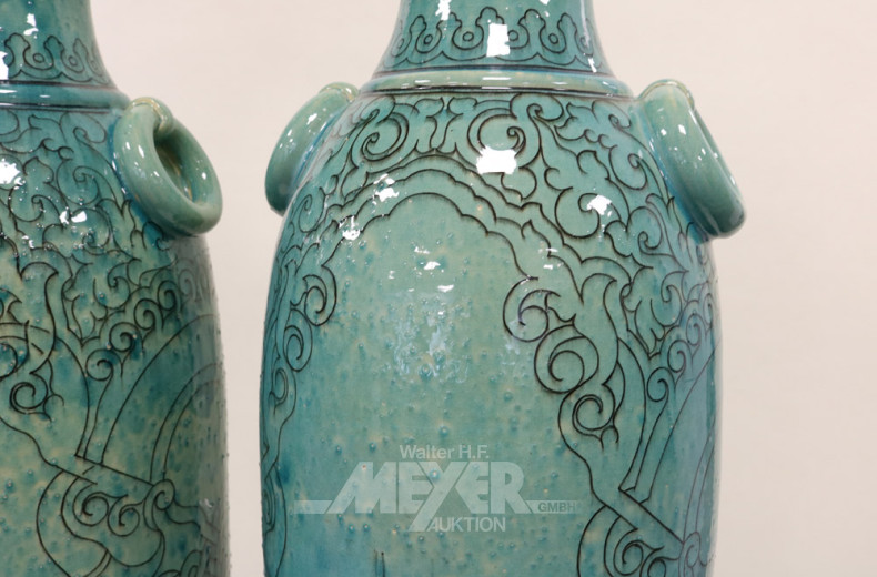 Paar gr. Deckel-Bodenvasen