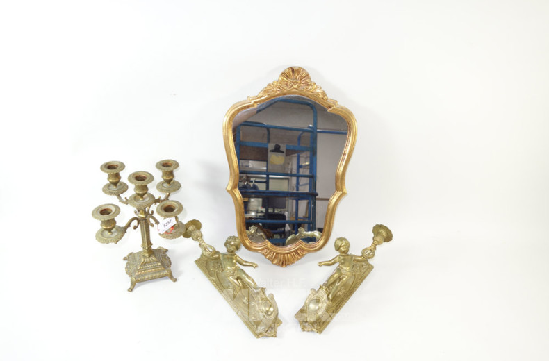 Wandspiegel im Holzrahmen,