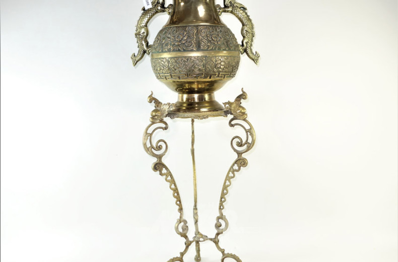 asiat. Henkelvase auf passendem