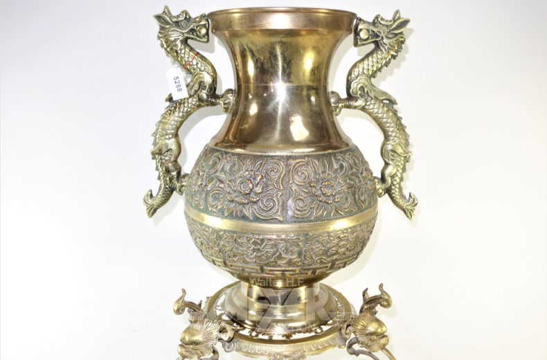 asiat. Henkelvase auf passendem