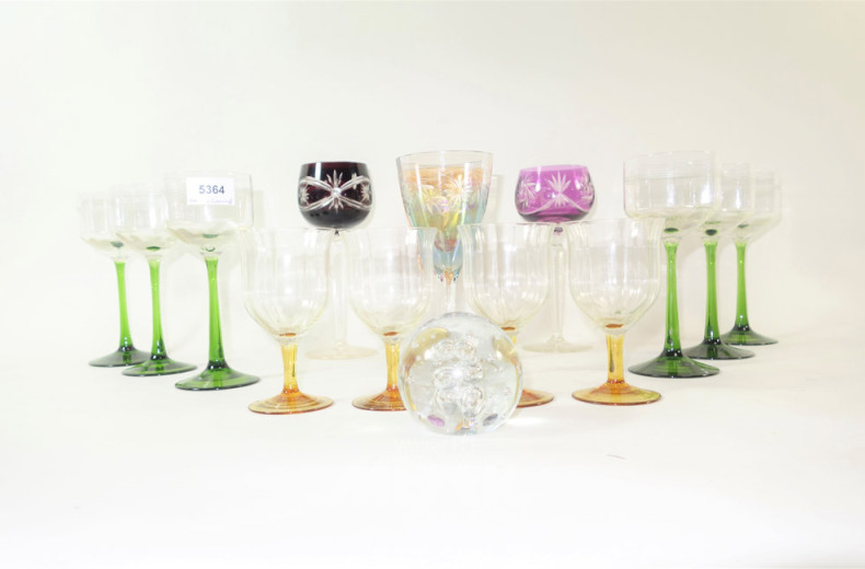 14 versch. Gläser u. 1 Paperweight