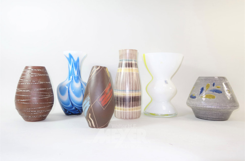 6 versch. Vasen, Glas u. Keramik