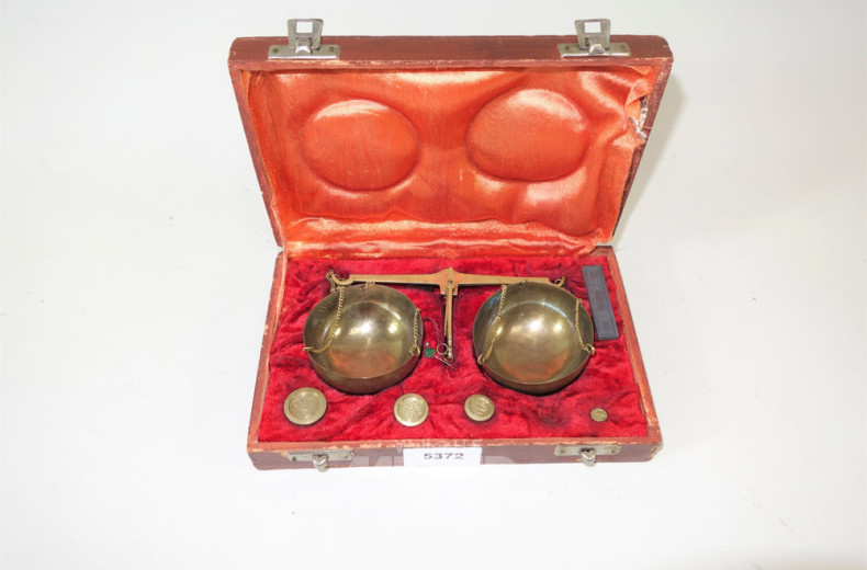 Goldwaage im Holzkasten, 1 Gewicht fehlt