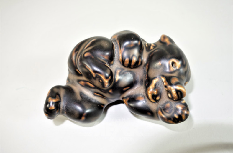 kl. Porzellan-Figur, liegender Bär