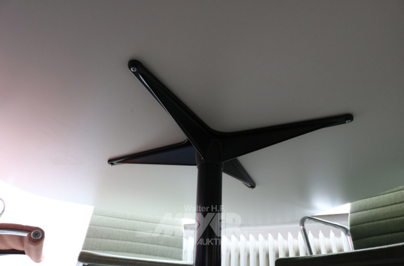 ovaler Besprechungstisch