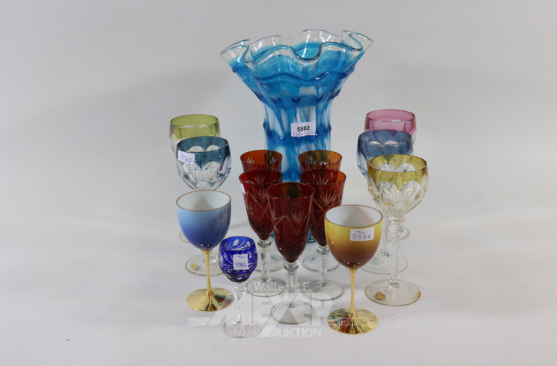 12 versch. Gläser und 1 Glasvase