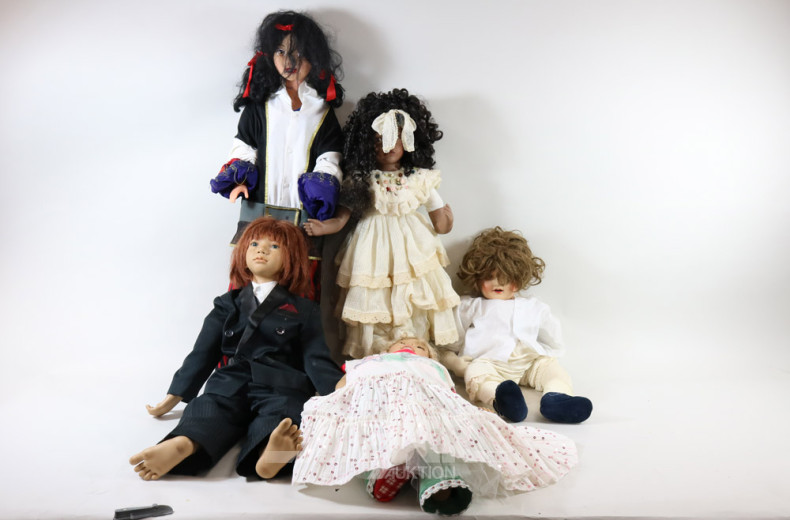 10 versch. Puppen, H: 55-80 cm