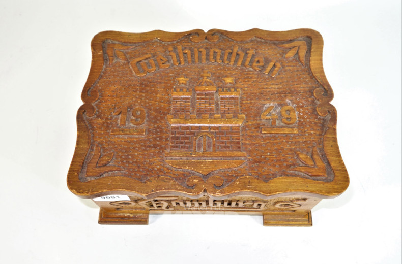 Holzschatulle mit Modeschmuck u.a.