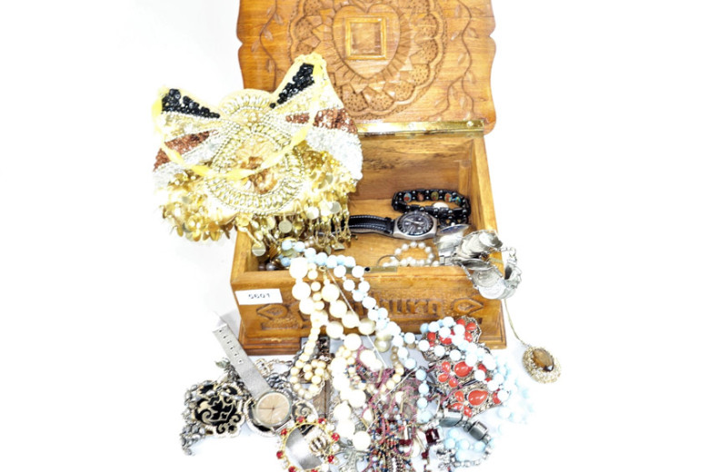 Holzschatulle mit Modeschmuck u.a.