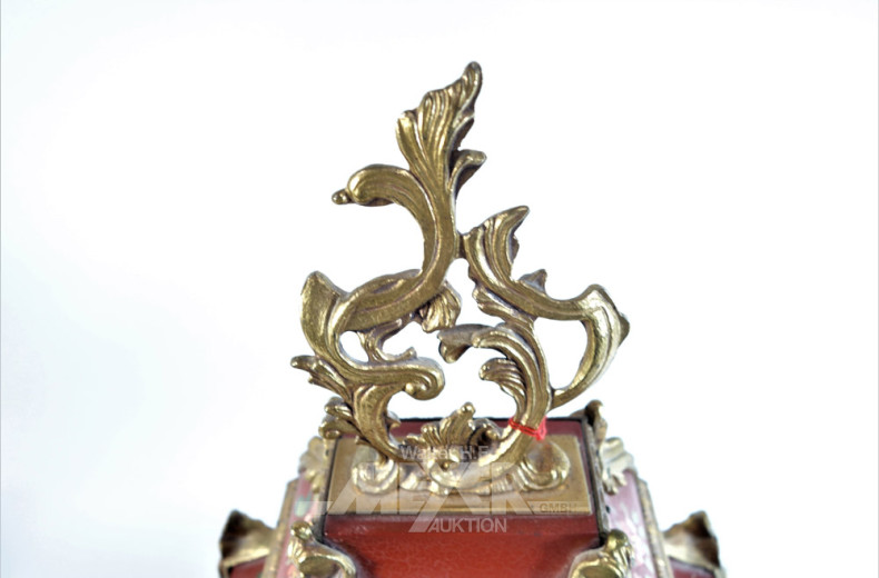 Kaminuhr mit Messingbesatz und