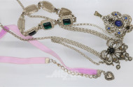 Posten Modeschmuck: Broschen, Ketten