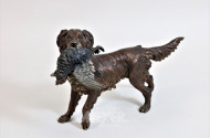 Bronzefigur ''Jagdhund mit Beute'',