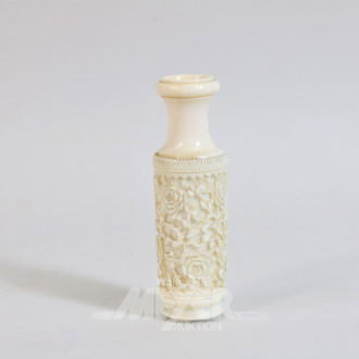 kl. Vase Hornschnitzerei ''Blumendekor'',