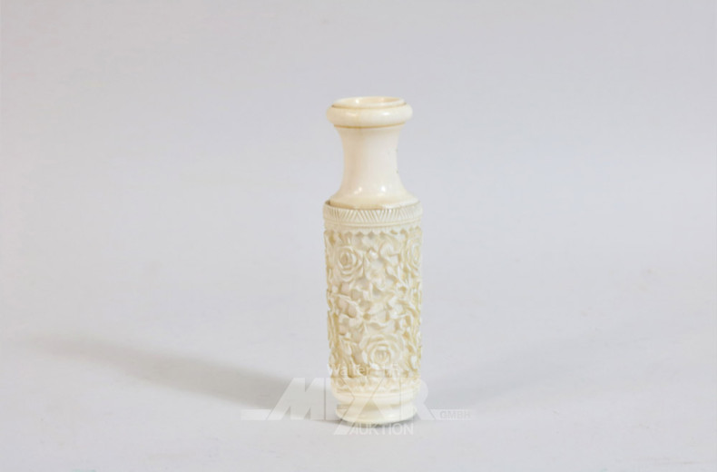 kl. Vase Hornschnitzerei ''Blumendekor'',