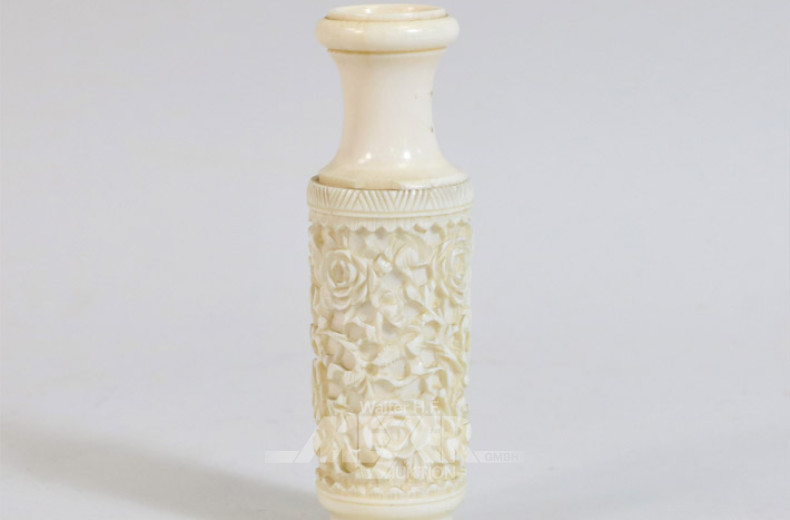 kl. Vase Hornschnitzerei ''Blumendekor'',