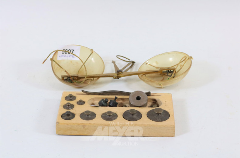 kl. Goldwaage mit Gewichtssatz