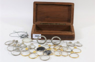Holzschatulle mit Optiker-Gläsern