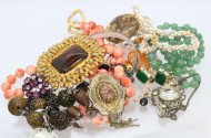 Posten Modeschmuck: Broschen, Ketten,