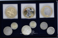9 Münzen u. Medaillen, u.a. USA, GB sowie