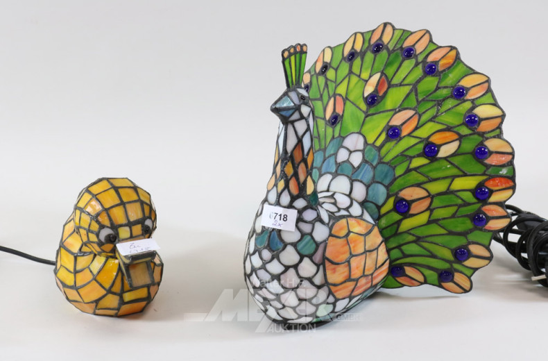 2 versch. Tischlampen im Tiffanystil,