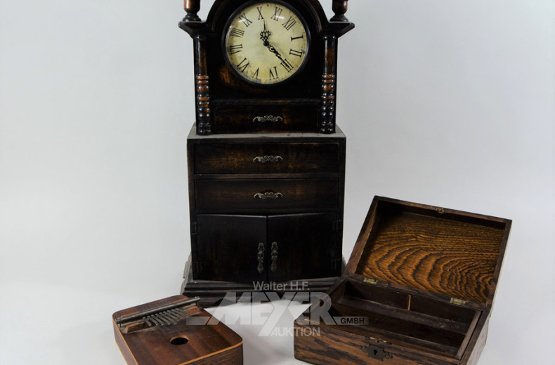 Tischuhr mit Schubladen,