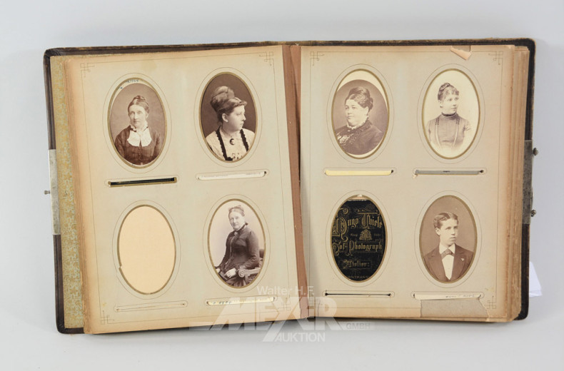 altes Fotoalbum mit div. Fotos