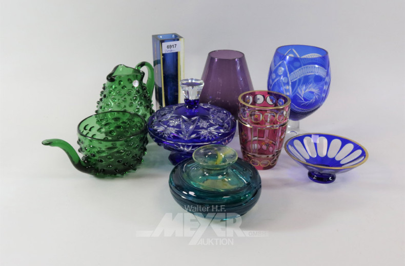 Posten farbige Glas- u. Kristallteile: