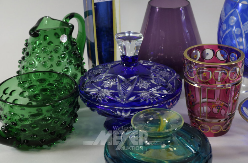 Posten farbige Glas- u. Kristallteile: