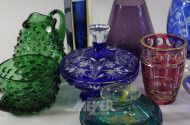 Posten farbige Glas- u. Kristallteile:
