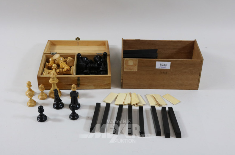 Posten Klaviertasten und Schachfiguren