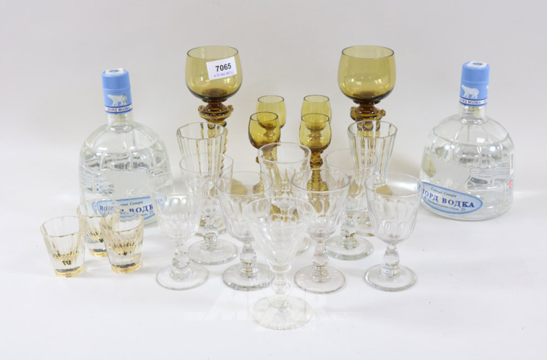 2 Vodkaflaschen sowie div. Gläser