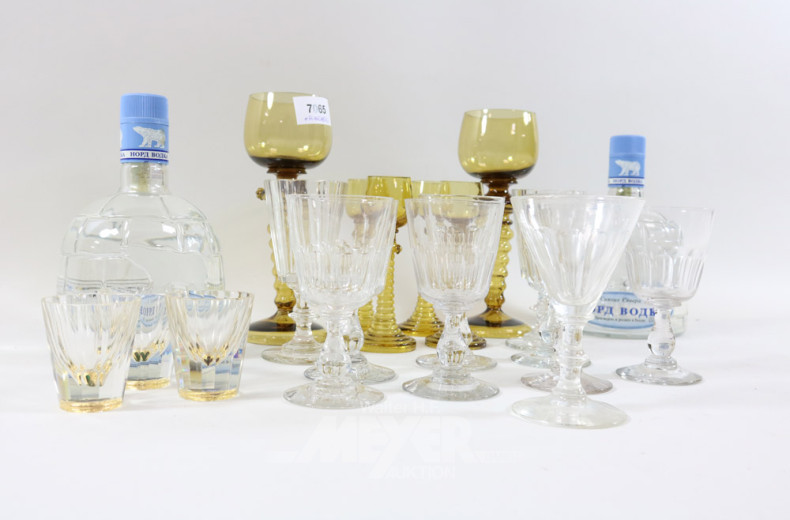 2 Vodkaflaschen sowie div. Gläser