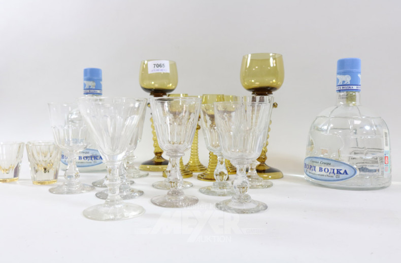 2 Vodkaflaschen sowie div. Gläser