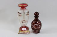 Glas-Karaffe, rot und eine Vase, farbig