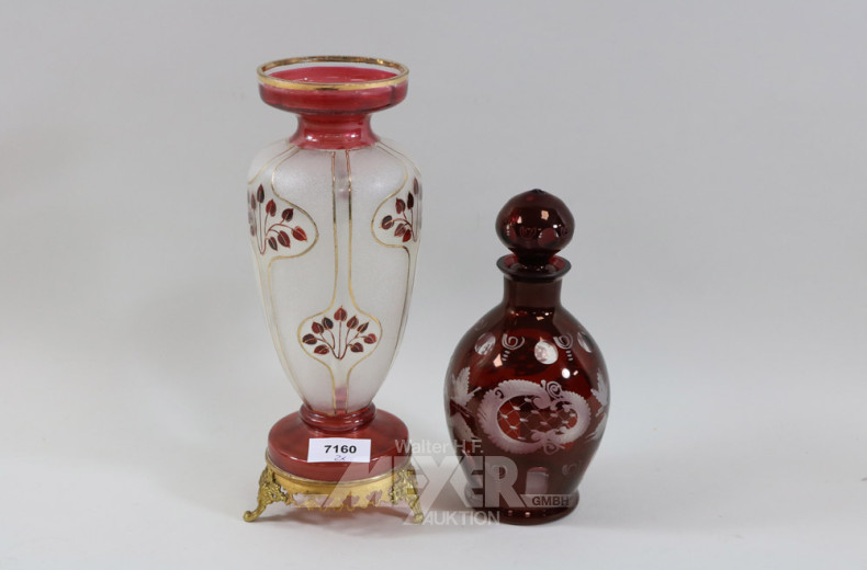 Glas-Karaffe, rot und eine Vase, farbig