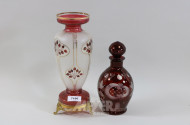 Glas-Karaffe, rot und eine Vase, farbig