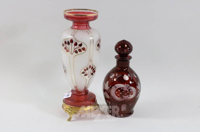 Glas-Karaffe, rot und eine Vase, farbig