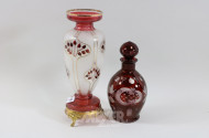 Glas-Karaffe, rot und eine Vase, farbig