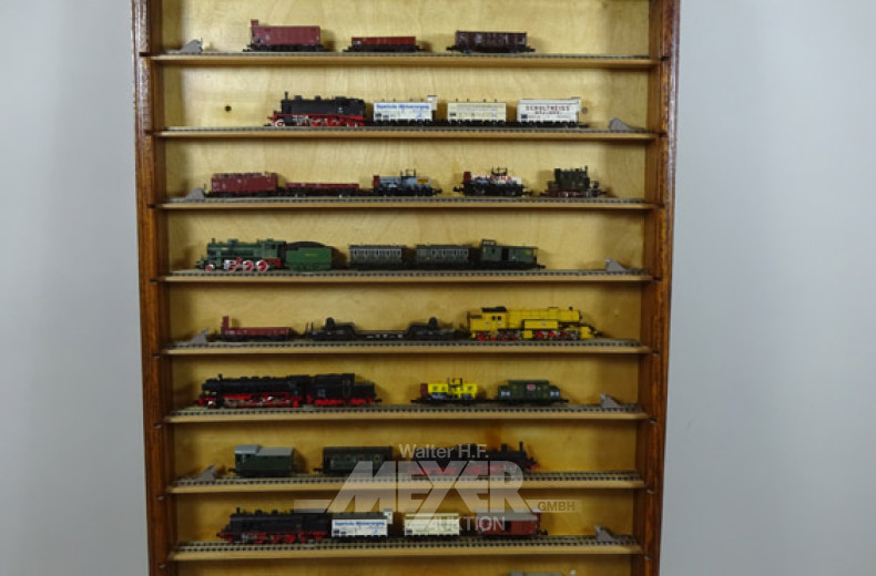 Holzschaukasten mit Modelleisenbahn,