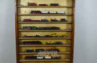 Holzschaukasten mit Modelleisenbahn,