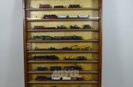 Holzschaukasten mit Modelleisenbahn,
