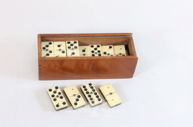 altes Domino-Spiel mit Hornbeschlag,
