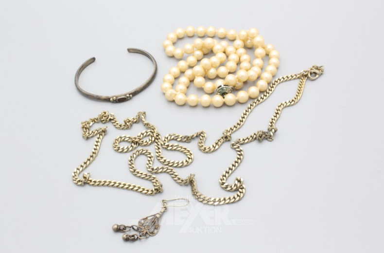 Konvolut: Armreif, Korallketten,