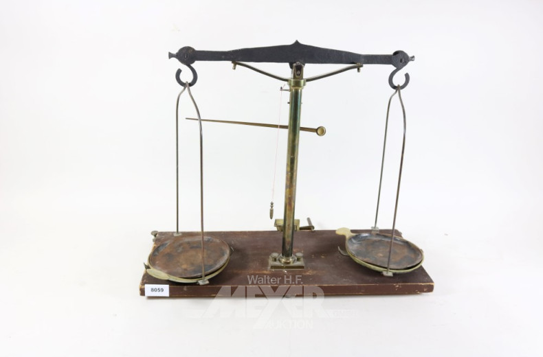 Apothekerwaage auf Holzsockel,