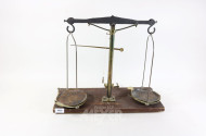 Apothekerwaage auf Holzsockel,