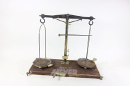 Apothekerwaage auf Holzsockel,