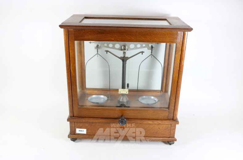 Apothekerwaage im Glaskasten,