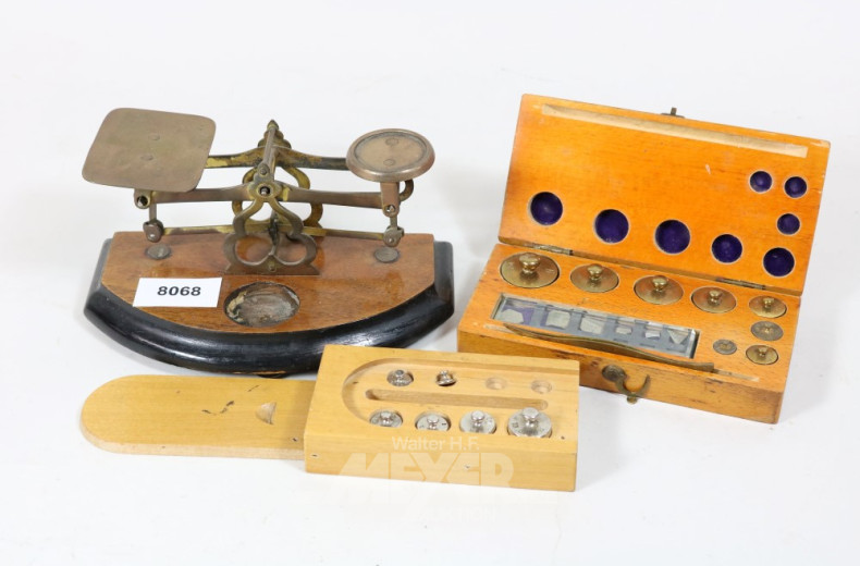 kl. Waage sowie 2 Gewichtssätze im