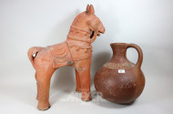 Wasserkrug und 1 Pferdeskulptur, Ton