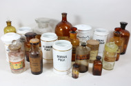 Konvolut Apothekergefäße und Flaschen,
